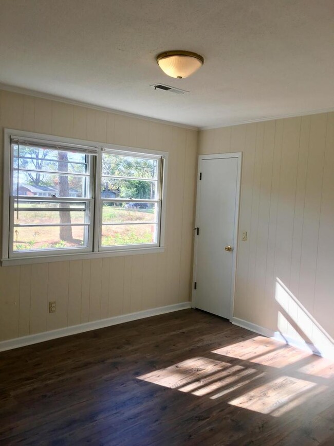 Building Photo - N Kerr Avenue - Duplex home - Move In Read...