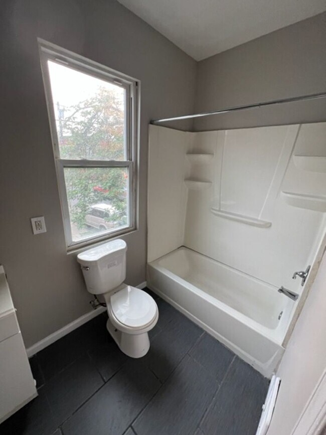 Building Photo - 2100 Ann St