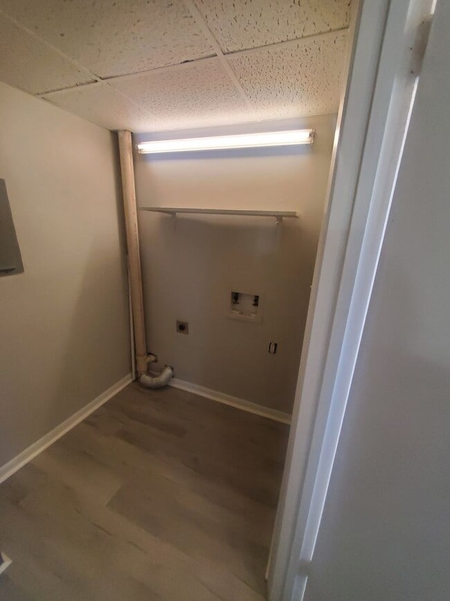 Building Photo - Beautifully Updated 2-Bedroom Townhome with Washer/Dryer Hookups!