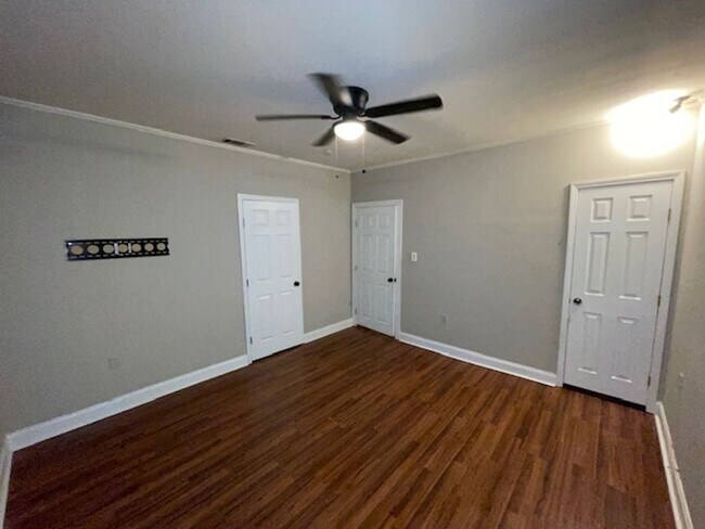 Building Photo - 3 bedrooms 1 bath
