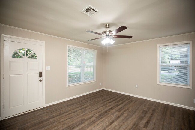 Building Photo - ** 3 Bed 1 Bath located in Forrest Hills *...