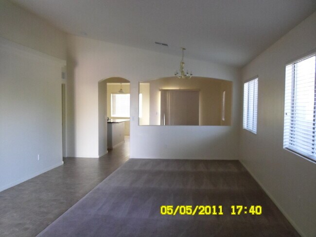 Building Photo - Rare to find Single level 3 bed in Camel back ranch