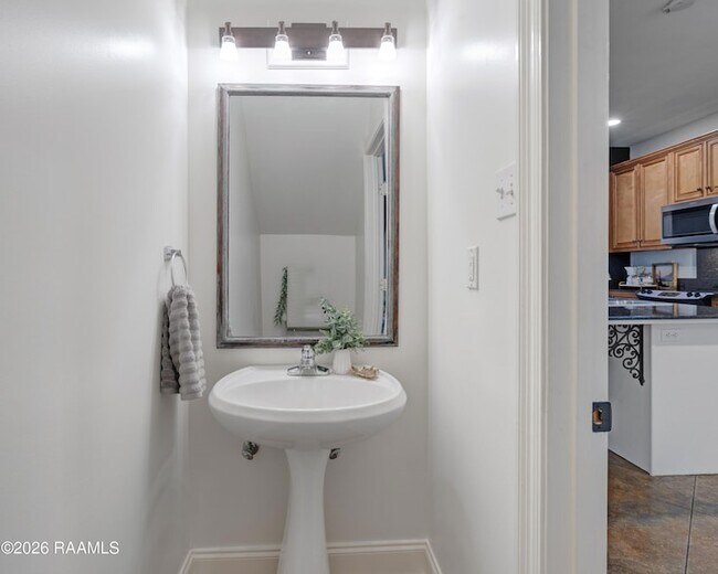 Building Photo - 701 W Taft St