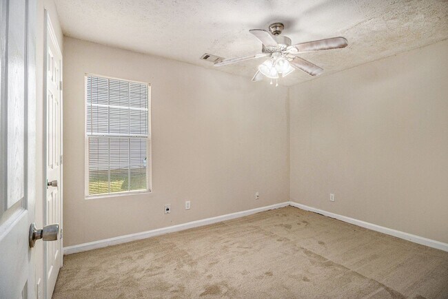Building Photo - 3 Bedroom 2 Bathroom House