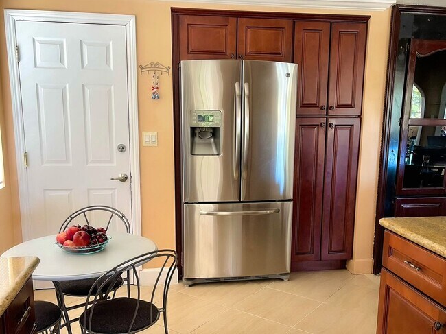 Building Photo - 5543 Mason Ave