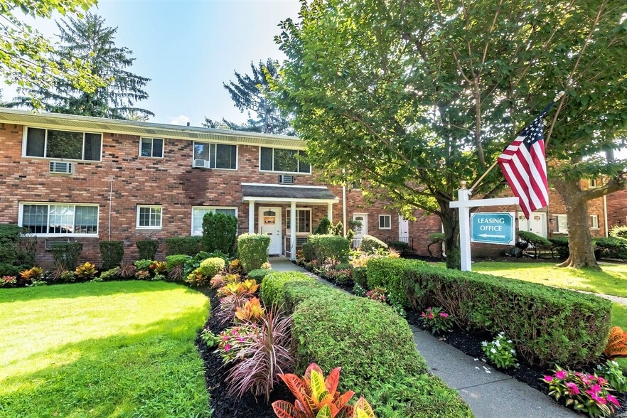 Eagle Rock Apartments at Nesconset 835 Nesconset Hwy Nesconset NY