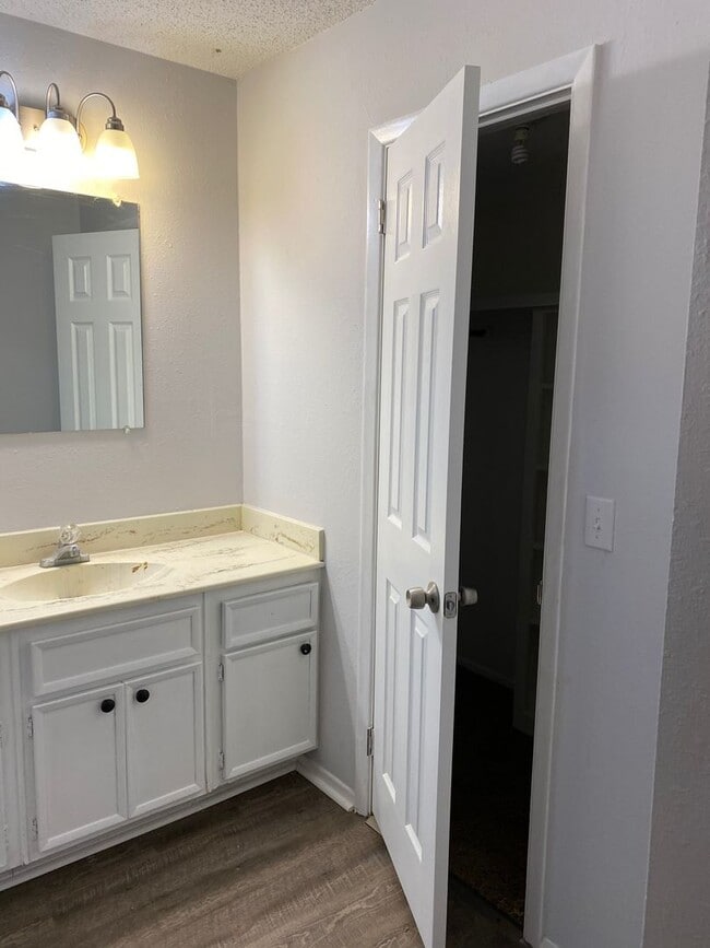 Building Photo - Spacious 4 Bedroom, 2 Bathroom over 1700 sqft. Duplex in Westridge!