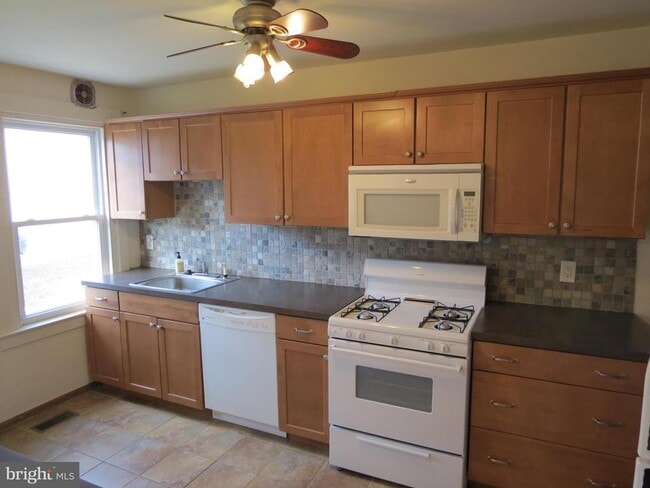 Building Photo - 240 Pensdale St