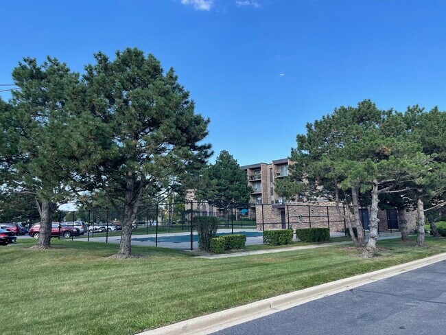 Building Photo - 601 W Huntington Commons Rd