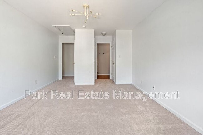 Building Photo - 285 Plaza Dr