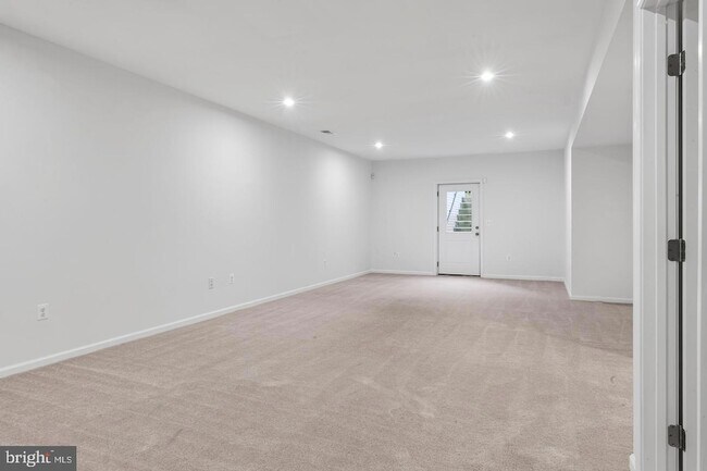 Building Photo - 18270 Moss Gdn Rd