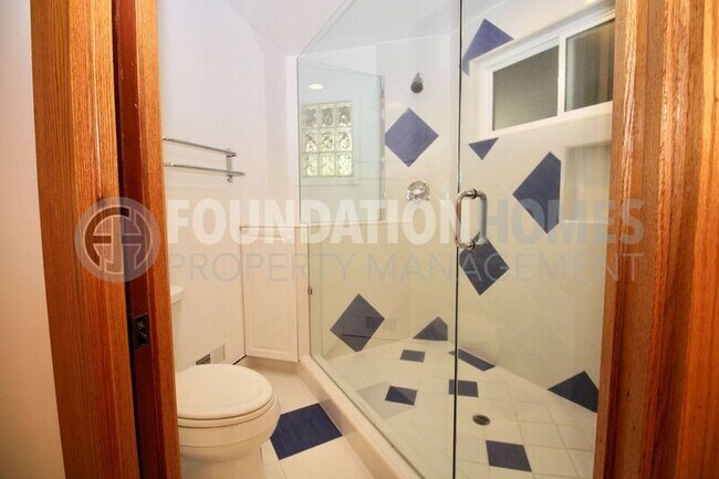 Building Photo - 817 Ridgeview Dr
