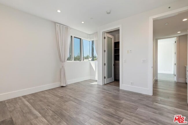 Building Photo - 312 S Palm Dr