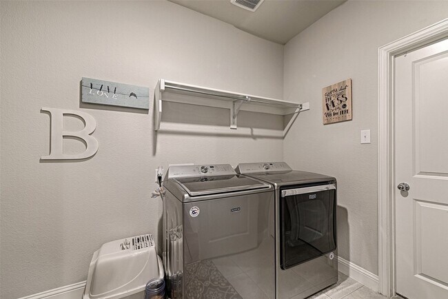 Building Photo - 3515 Washington Dr