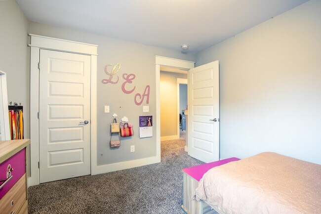 Building Photo - 5322 Honeybee Dr