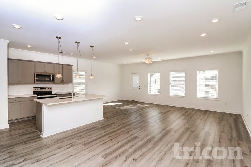 Building Photo - 165 E Rdg Wy