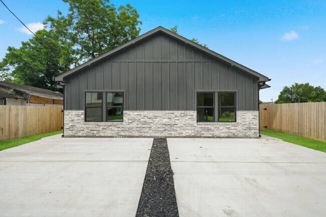 Building Photo - 4314 Stassen St