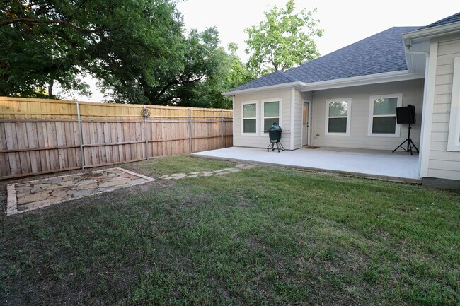 Building Photo - 2009 Toronto St