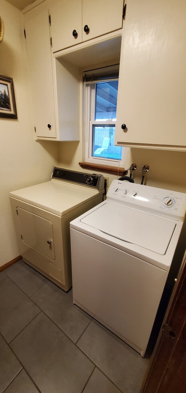 Building Photo - 1055 Corwin Pl