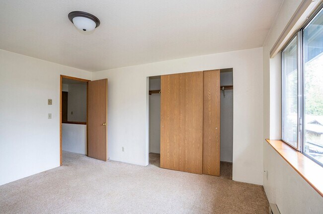 Building Photo - Spacious 3 Bedroom Home in Bremerton!