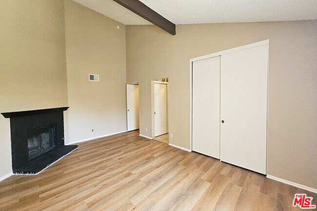 Building Photo - 5800 Owensmouth Ave