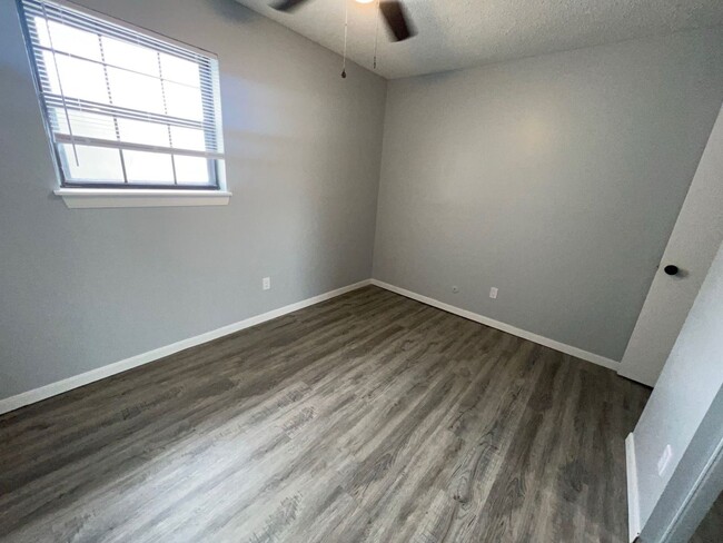 Building Photo - Beautifully Remodeled 2/1 apartment in Par...