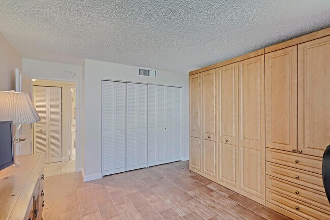 Building Photo - 5550 N Ocean Dr