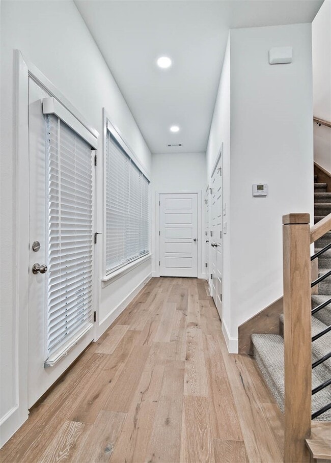 Building Photo - 508 W Persimmon St