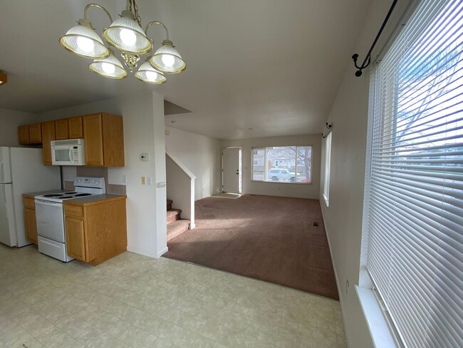 Building Photo - Bright & Inviting Wellington Townhome