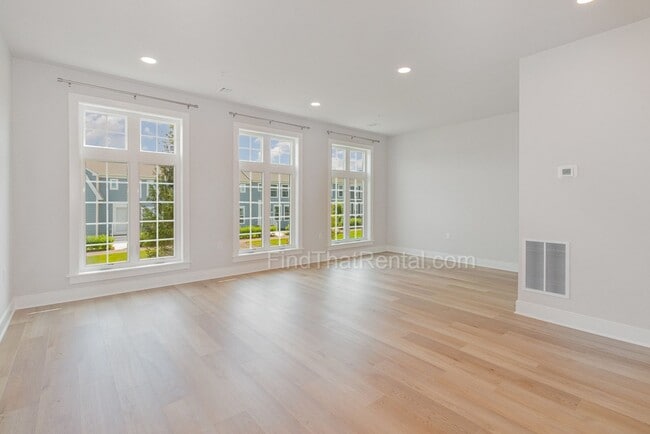Building Photo - Newly Built Home w Large Island in Open Ki...