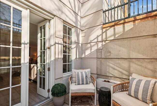 Building Photo - Georgetown Style with Garage PARKING