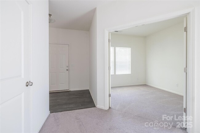 Building Photo - 710 Yorkshire Dr