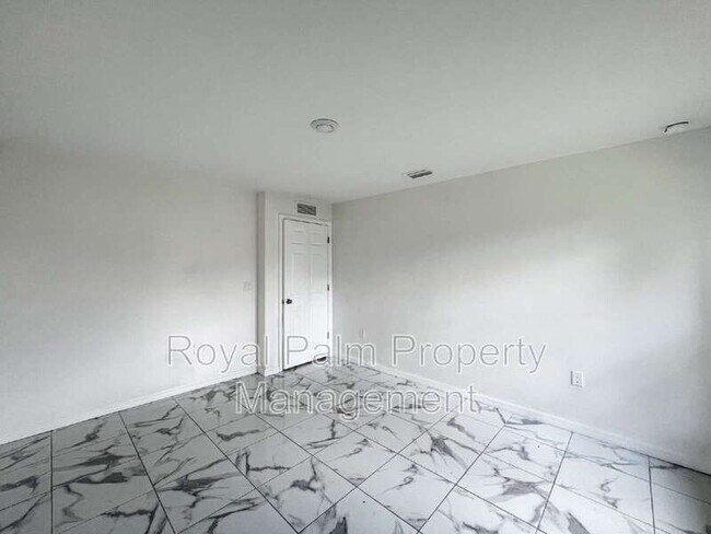 Building Photo - 122 Ivan Ave S