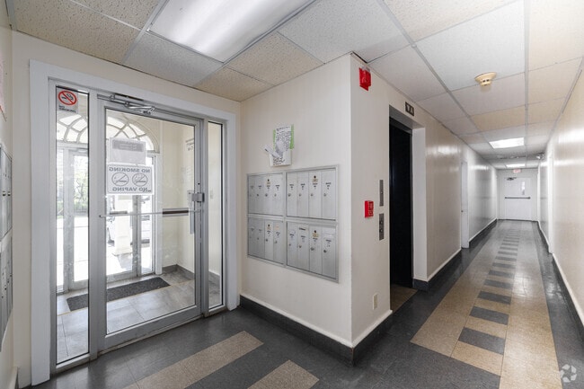 Lobby Photo - Palisades Apartments