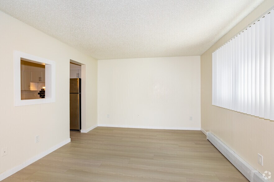 1BR, 1BA - 730SF - Living Room - Twin Fountain Apartments