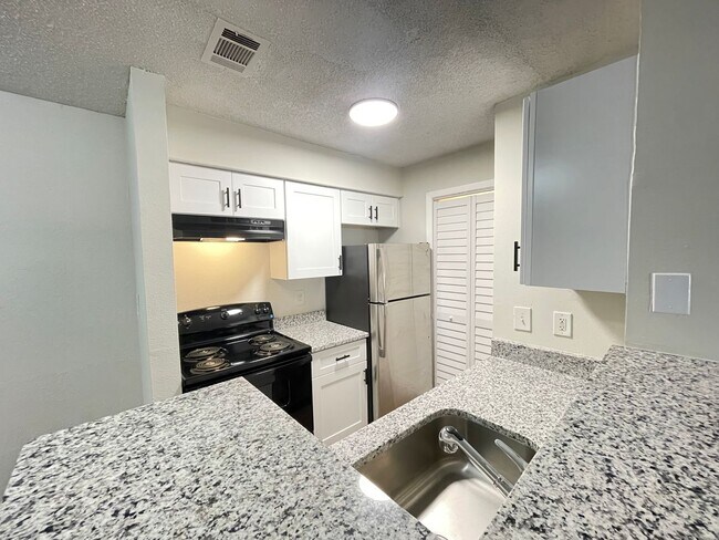 Building Photo - 1 Bed / 1 Bath Condo in Gated Comm. In Altamonte Springs, Available Now!!