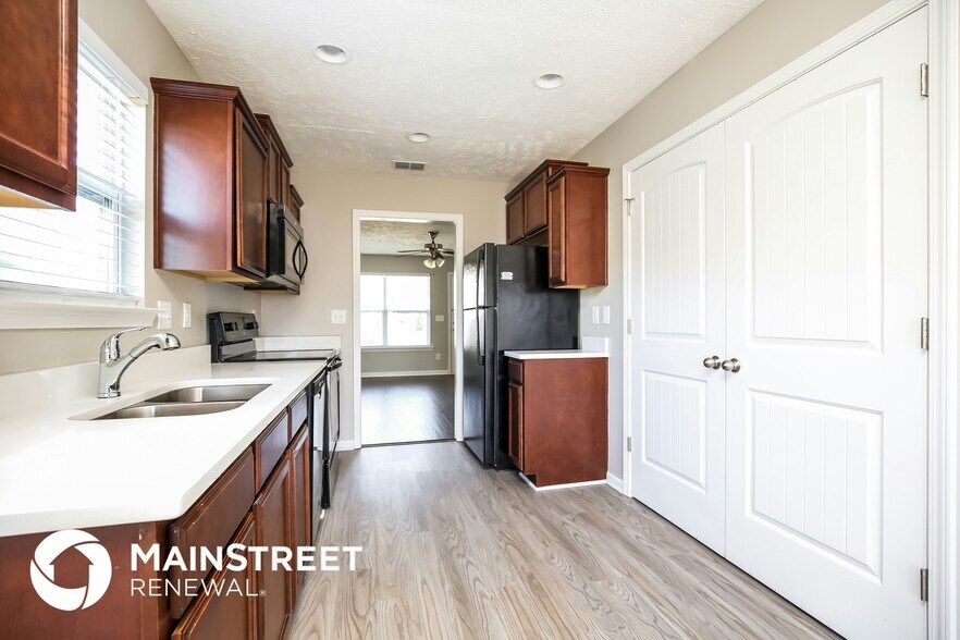 Building Photo - 1124 Shallowbrook Trail S
