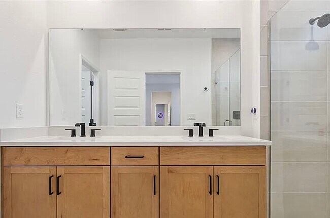 Building Photo - 2340 Woodside Way