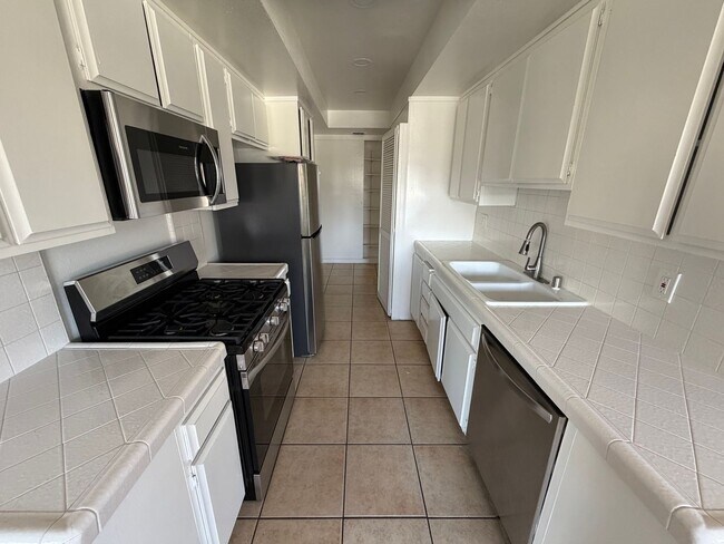 Building Photo - 2 BEDROOM CONDO UNIT IN THE WEST LA AREA 646 481 4404