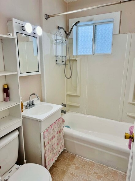 Building Photo - 625 Hawthorne Ave E