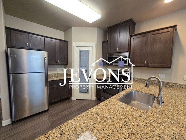 Building Photo - Charming 3 bedrooms homes with two-car garage, fully fenced backyard, minutes away from Yakima Va...