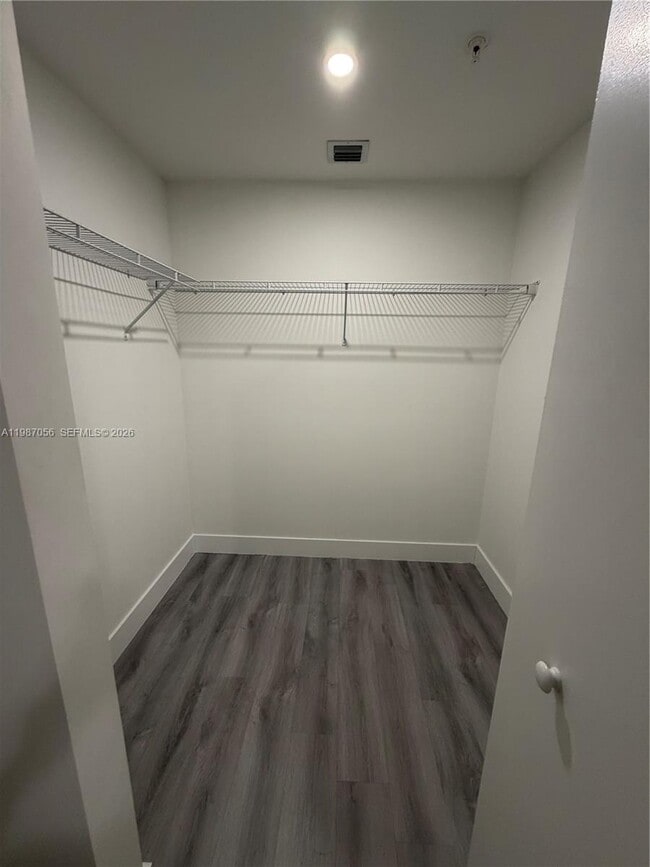 Building Photo - 859 E 24th St