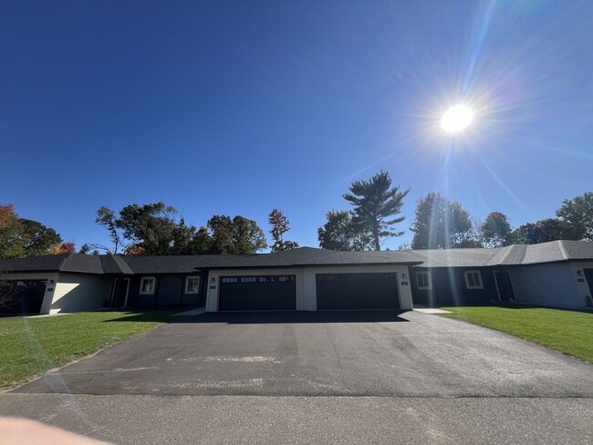 Building Photo - 1137 St Andrews Dr