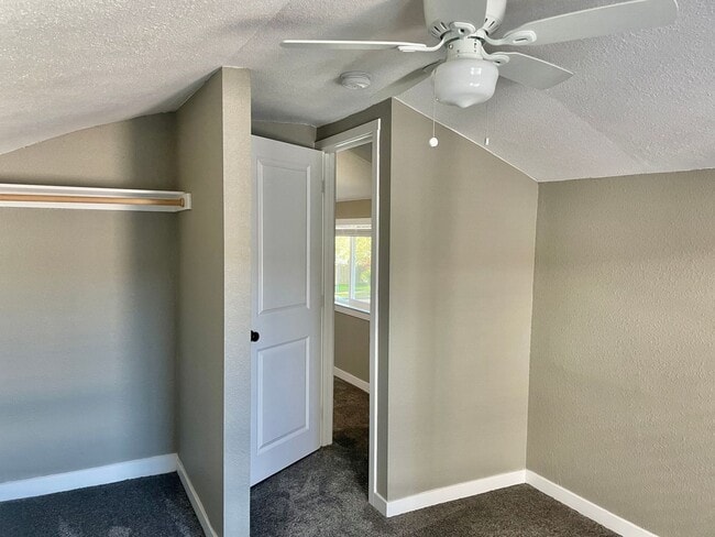 Building Photo - Completely Renovated