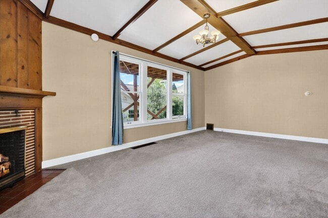 Building Photo - 713 SE 27th Ave