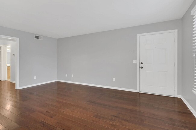 Building Photo - Walkable 2BR/2BA Condo Between Vanderbilt & Belmont + Modern Updates