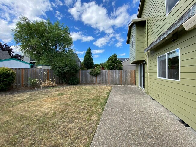 Building Photo - 5835 NW Landing Dr