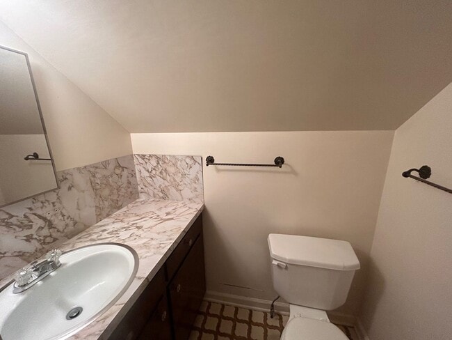 Building Photo - 939 Central Dr