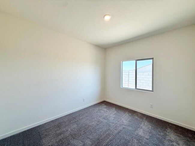 Building Photo - 634 W Red Hawk Ct