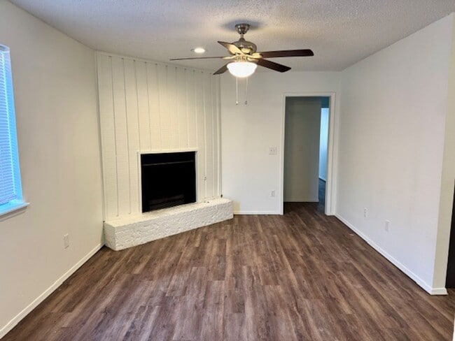 Building Photo - Very nice updated 2 bedroom / 2 bath Duple...